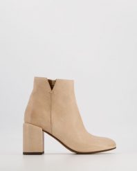 BEŻOWE BOTKI 8350 WEST SAFARI. Brązowe botki Venezia, bez wzorów, ze skóry, bez obcasa, bez zapięcia. Za 439.00 zł.