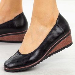 Czarne czółenka damskie na koturnie Potocki 12653. Czarne czółenka POTOCKI, na jesień, bez wzorów, z jeansu, biznesowe, bez obcasa, na koturnie, bez zapięcia. Za 179.00 zł.