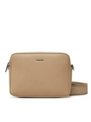 Calvin Klein Torebka Ck Must Small Camera Bag K60K613145 Beżowy. Brązowe listonoszki Calvin Klein, bez wzorów, ze skóry, bez dodatków. Za 229.99 zł.