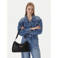 Torebka Guess. Czarne torebki klasyczne Guess, z aplikacjami, klasyczne, bez dodatków. Za 317.99 zł.