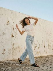 Ażurowy sweter z krótkim rękawem i haftowanymi kwiatami - kremowy. Białe swetry Sinsay, l, w ażurowe wzory, bez ramiączek. Za 39.99 zł.