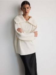 Sweter z rozpinanym golfem - kremowy. Białe swetry Reserved, l, bez wzorów, z dzianiny, bez ramiączek. W wyprzedaży za 59.99 zł.
