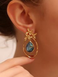 L'Atelier de Gaia Pozłacane kolczyki-wkrętki z labradorytem rozmiar: onesize. Szare kolczyki L'Atelier de Gaia, z labradorytem, pozłacane. Za 117.45 zł.