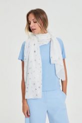 Szal z nadrukiem biały. Białe szaliki i kominy MOODO, bez wzorów, z poliesteru. Za 39.99 zł.