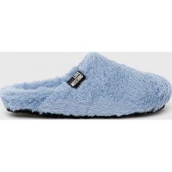 Love Moschino kapcie. Niebieskie kapcie Love Moschino, bez wzorów, z gumy. W wyprzedaży za 379.99 zł.