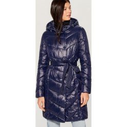 Pikowany płaszcz z kapturem - Niebieski. Płaszcze marki Mohito. Za 229.99 zł.