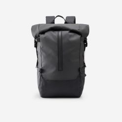 Plecak rolltop Decathlon 29 litrów. Czarne plecaki Decathlon, bez wzorów, z materiału, bez dodatków. Za 219.99 zł.