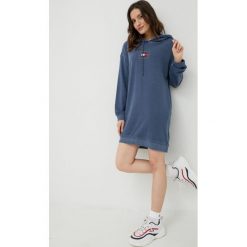 Tommy Jeans sukienka DW0DW12866.PPYY kolor granatowy mini oversize. Niebieskie sukienki Tommy Jeans, s, z aplikacjami, z bawełny, bez kołnierzyka, bez ramiączek, mini, oversize. W wyprzedaży za 379.99 zł.