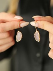 Pierres de Jade Pozłacane kolczyki z kwarcem różowym rozmiar: onesize. Różowe kolczyki Pierres de Jade, z kwarcem, pozłacane. Za 69.99 zł.