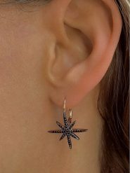 Les Favorites Pozłacane kolczyki-kreole z cyrkoniami rozmiar: onesize. Czerwone kolczyki Les Favorites, z cyrkonią, pozłacane. Za 121.99 zł.