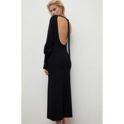 Gestuz sukienka kolor czarny maxi prosta. Czarne sukienki Gestuz, na co dzień, l, bez wzorów, z dzianiny, bez kołnierzyka, bez ramiączek, maxi, proste. Za 829.99 zł.