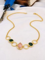 Pierres de Jade Pozłacany naszyjnik z elementami ozdobnymi - dł. 45 cm rozmiar: onesize. Różowe naszyjniki Pierres de Jade, z materiału, z kwarcem, pozłacane. Za 119.40 zł.