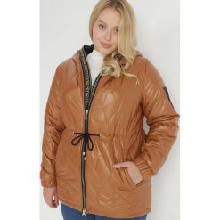 Brązowa Kurtka Pikowana z Kapturem Laakso. Brązowe kurtki Born2be, plus size, bez wzorów, z jeansu, z kapturem. W wyprzedaży za 97.99 zł.
