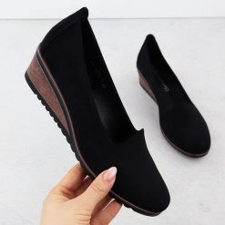 Półbuty na koturnie zamszowe czarne Potocki SZ12276. Czarne półbuty wsuwane POTOCKI, bez wzorów, z nubiku, bez obcasa, na koturnie. Za 81.00 zł.