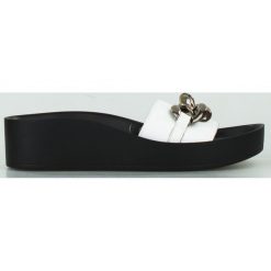 Klapki skórzane ze srebrnym łańcuchem czarne białe Sempre-40. Białe klapki Inna, bez wzorów, ze skóry, eleganckie, bez obcasa, bez zapięcia. Za 279.99 zł.