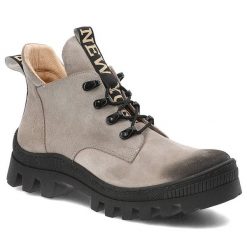 Beżowe Botki Damiss Modne Buty Damskie. Brązowe botki DAMISS, bez wzorów, z puchu, bez obcasa, bez zapięcia. Za 359.00 zł.