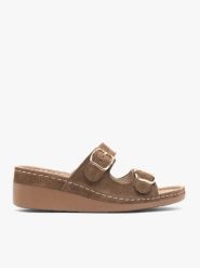 Brązowe klapki na koturnie z dwoma paskami. Brązowe klapki Ryłko, bez wzorów, ze skóry, klasyczne, z okrągłym noskiem, bez obcasa, na koturnie, bez zapięcia. Za 379.99 zł.