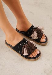 Czarne Płaskie Klapki Boho VICES z Imitacji Zamszu Zdobione Frędzlami Krili. Czarne klapki Born2be, z aplikacjami, z jeansu, boho, bez obcasa, na płaskiej podeszwie, bez zapięcia. Za 119.99 zł.