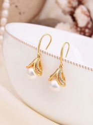 Pierres de Jade Pozłacane kolczyki z perłami i cyrkoniami rozmiar: onesize. Białe kolczyki Pierres de Jade, z cyrkonią, pozłacane. Za 87.81 zł.