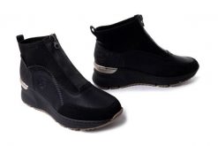 RIEKER N6361-00 black, botki damskie. Czarne botki Rieker, bez wzorów, z tkaniny, bez obcasa, na koturnie, bez zapięcia. Za 349.90 zł.