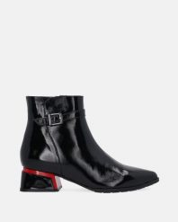 LAKIEROWANE BOTKI Z NOSKIEM W SZPIC 0085432R 26 BLAC. Botki Venezia, bez wzorów, z lakierowanej skóry, bez obcasa, bez zapięcia. Za 299.00 zł.