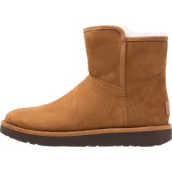 UGG ABREE MINI Botki bruno. Śniegowce marki UGG. Za 939.00 zł.
