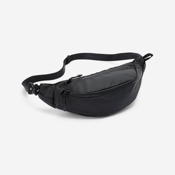 Torebka nerka hydrofobowa 2 kieszenie. Czarne nerki i saszetki Decathlon, bez wzorów, z materiału, sportowe, bez dodatków. Za 79.99 zł.