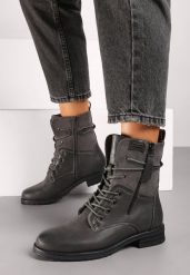 Szare Botki Workery z Łączonych Materiałów z Ozdobnym Suwakiem Debiora. Szare botki Born2be, bez wzorów, z jeansu, eleganckie, bez obcasa, na płaskiej podeszwie, bez zapięcia. Za 109.99 zł.