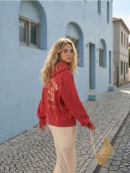 Bluza hoodie z nadrukiem wakacyjnym - czerwony. Czerwone bluzy Sinsay, l, bez wzorów, wakacyjne, bez ramiączek, bez kaptura. Za 59.99 zł.