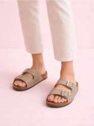 Klapki z ćwiekami i klamrami - beżowy. Brązowe klapki Sinsay, bez wzorów, bez obcasa, bez zapięcia. Za 49.99 zł.