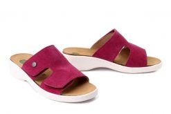 DR. BRINKMANN 700865-41 bordeaux, klapki damskie. Czerwone klapki Dr. Brinkmann, bez wzorów, ze skóry, bez obcasa, bez zapięcia. Za 309.90 zł.