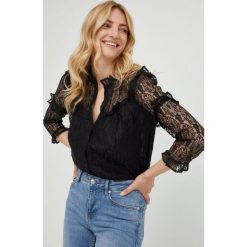 Answear Lab koszula damska kolor czarny regular ze stójką. Czarne koszule Answear Lab, l, bez wzorów, z tkaniny, bez kołnierzyka, bez ramiączek. Za 189.99 zł.