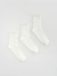 Skarpetki z motywem serca 3 pack - złamana biel. Skarpetki Reserved, bez wzorów. Za 39.99 zł.