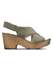 Clarks Skórzane sandały "Maritsa" w kolorze khaki na obcasie rozmiar: 39. Brązowe sandały Clarks, bez wzorów, z nubiku, z otwartym noskiem, bez obcasa, na koturnie, bez zapięcia. Za 177.94 zł.