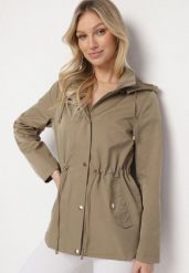 Zielona Kurtka Parka z Odpinanym Kapturem i Ozdobnymi Suwakami Velotia. Zielone kurtki Born2be, l, bez wzorów, z jeansu, eleganckie. W wyprzedaży za 135.99 zł.