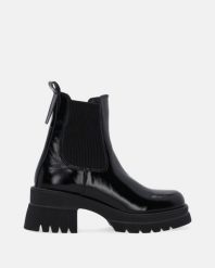 CZARNE SZTYBLETY Z LAKIEROWANEJ SKÓRY 2321 401 P BLACK. Czarne botki Venezia, bez wzorów, ze skóry, bez obcasa, bez zapięcia. Za 389.00 zł.