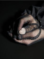 Kolczyki w kształcie serca z ozdobnymi cyrkoniami - srebrny. Szare kolczyki Sinsay, z cyrkonią, srebrne. Za 9.99 zł.