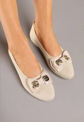 Beżowe Balerinki Ozdobione Metalicznymi Aplikacjami i Kokardą Bretella. Brązowe baleriny Renee, z aplikacjami, z jeansu, klasyczne, bez obcasa, bez zapięcia. Za 39.99 zł.