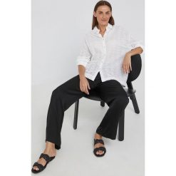 Answear Lab koszula bawełniana damska kolor biały relaxed z kołnierzykiem klasycznym. Białe koszule Answear Lab, l, bez wzorów, z bawełny, klasyczne, bez kołnierzyka, bez ramiączek. W wyprzedaży za 169.99 zł.