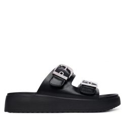 Klapki Tamaris. Czarne klapki Tamaris, bez wzorów, bez obcasa, bez zapięcia. Za 299.99 zł.