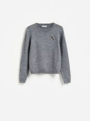 Sweter z broszką - szary. Szare swetry Reserved, l, bez wzorów, z dzianiny, bez ramiączek. Za 129.99 zł.