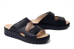 RIEKER V1392-00 black, klapki damskie. Czarne klapki Rieker, bez wzorów, bez obcasa, na koturnie, bez zapięcia. Za 245.92 zł.