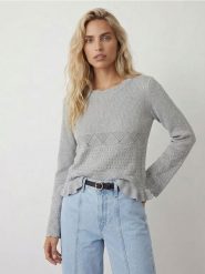Sweter z ażurowym wzorem i falbaną - srebrny. Szare swetry Sinsay, l, w ażurowe wzory, bez ramiączek. Za 39.99 zł.