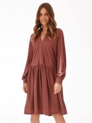 TATUUM Sukienka w kolorze brązowym rozmiar: L. Brązowe sukienki Tatuum, l, bez wzorów, bez kołnierzyka, bez ramiączek, midi. Za 88.02 zł.