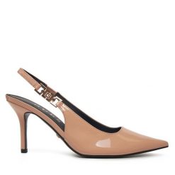 Sandały Guess. Brązowe sandały Guess, z aplikacjami, bez obcasa, na szpilce, bez zapięcia. Za 739.99 zł.