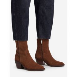 Botki G-Star. Brązowe botki G-Star, bez wzorów, retro, bez obcasa, na słupku, bez zapięcia. Za 479.99 zł.