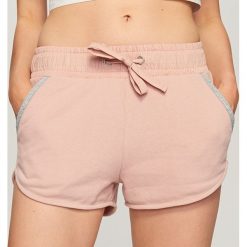 Dresowe szorty - Różowy. Czerwone szorty sportowe Reserved, z dresówki. W wyprzedaży za 49.99 zł.