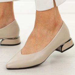 Beżowe czółenka damskie na obcasie Vinceza 62280. Brązowe czółenka VINCEZA, na lato, bez wzorów, ze skóry, eleganckie, bez obcasa, na obcasie, bez zapięcia. W wyprzedaży za 148.72 zł.