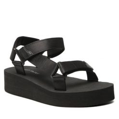 Sandały Jenny Fairy. Czarne sandały Jenny Fairy, bez wzorów, bez obcasa, na płaskiej podeszwie, bez zapięcia. Za 99.99 zł.