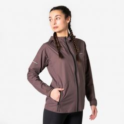 Kurtka do biegania przeciwdeszczowa damska Kiprun Run Rain 900. Brązowe kurtki do biegania KIPRUN, na zimę, l, bez wzorów, z materiału, bez kaptura, do biegania. Za 399.99 zł.